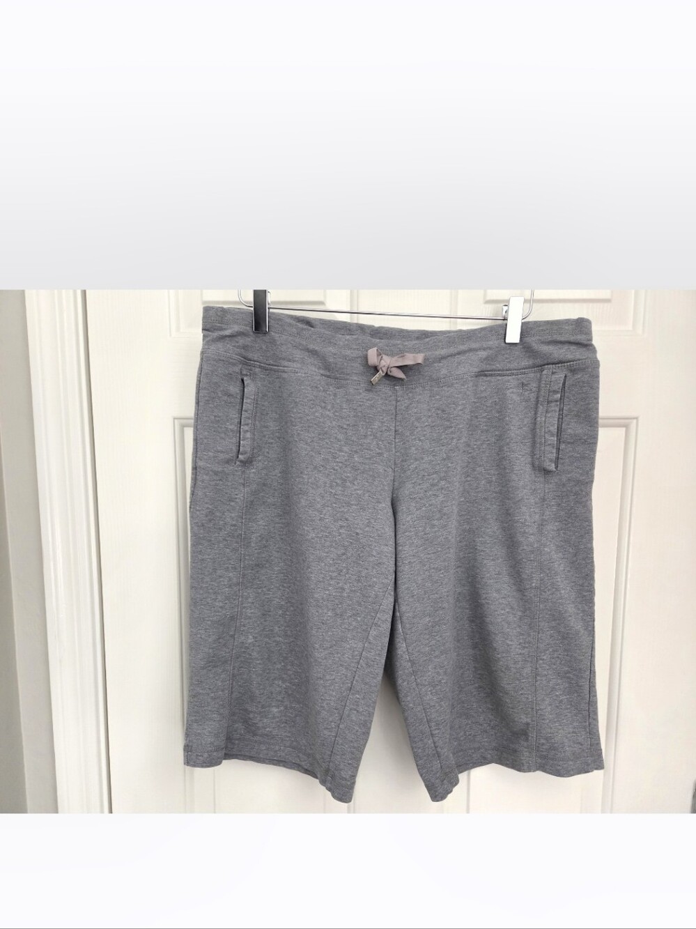 Danskin Now Capri Shorts Women's Large (12-14) Gray